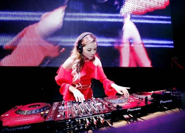 10 Potret aksi panggung Aurel Hermansyah saat nge-DJ, profesi baru?