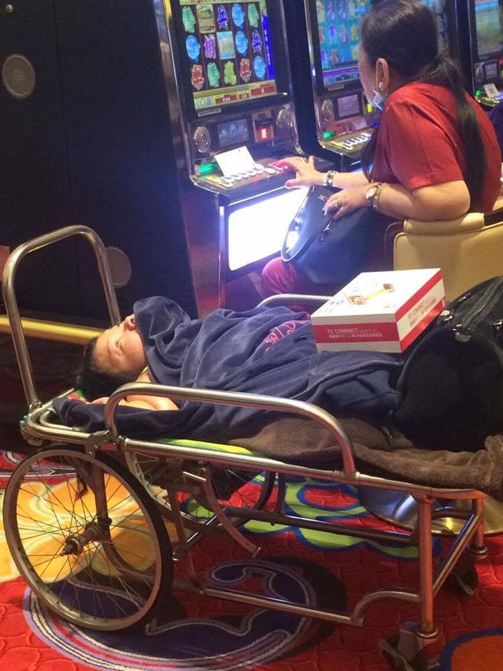 Berjudi di kasino, wanita ini boyong putrinya yang difabel