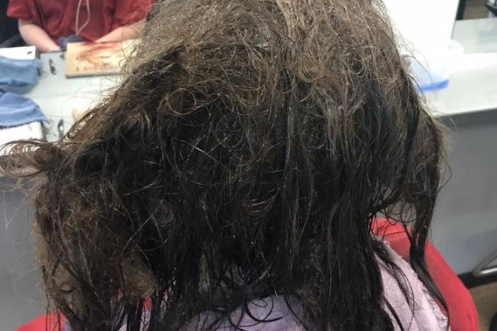 Setelah 13 jam perawatan rambut, perubahan gadis ini bikin pangling