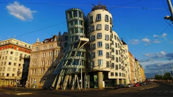 10 Bangunan dengan bentuk paling aneh di dunia, arsiteknya gokil