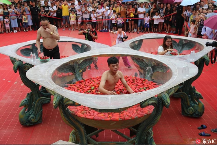 Begini potret lomba makan cabai di bak raksasa yang 'panas'