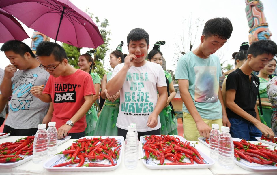 Begini potret lomba makan cabai di bak raksasa yang 'panas'