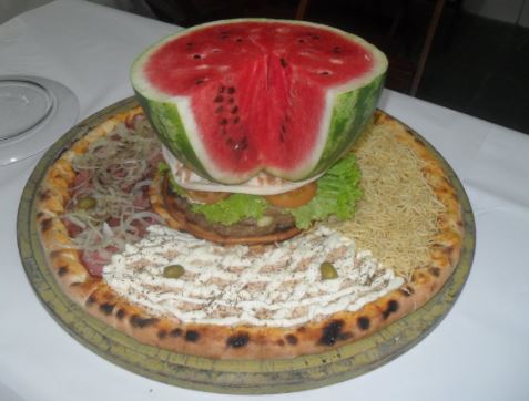 7 Topping pizza ini nyeleneh banget, ada yang pakai setandan pisang