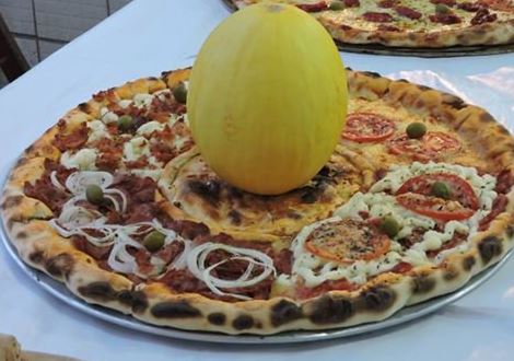 7 Topping pizza ini nyeleneh banget, ada yang pakai setandan pisang