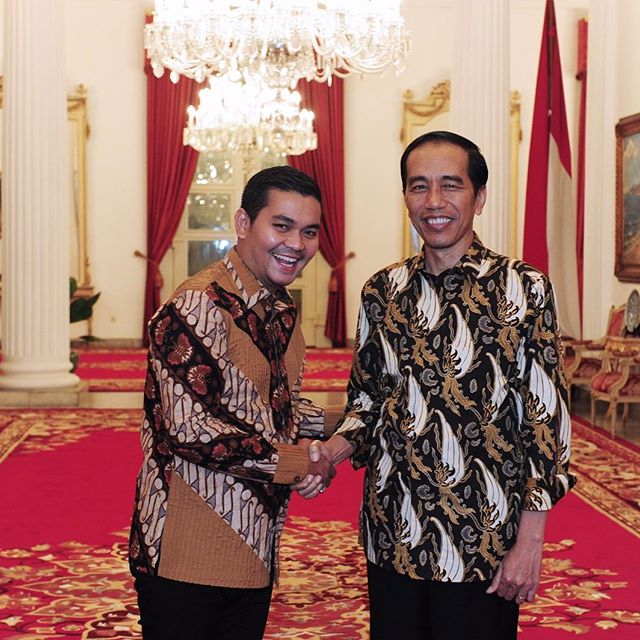 Ini gaya 7 seleb Tanah Air saat foto bareng Jokowi, siapa paling kece?