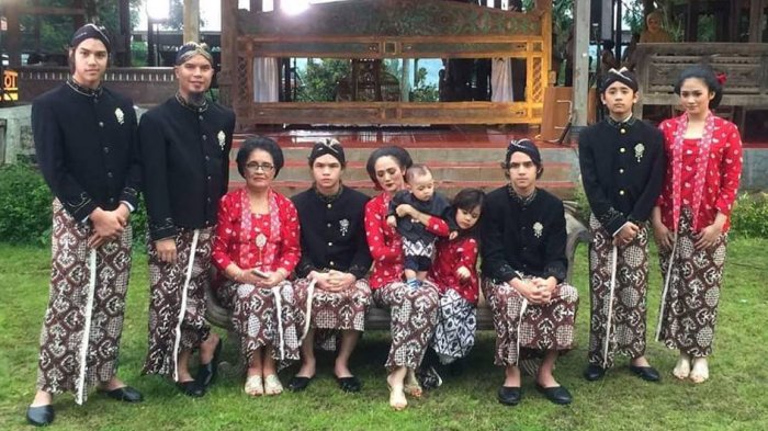 7 Seleb ini punya saudara kandung terpaut usia jauh tapi tetap kompak