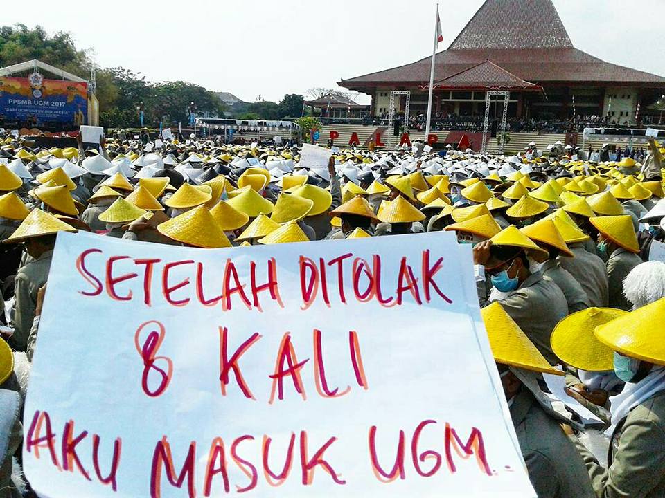 15 Tulisan kocak mahasiswa UGM saat PPSMB 2017, mantap jiwa!
