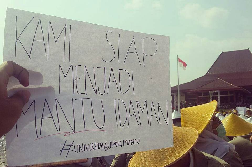15 Tulisan kocak mahasiswa UGM saat PPSMB 2017, mantap jiwa!
