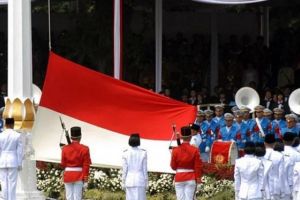 Ini si cantik Fariza Putri Salsabila, pembawa baki bendera pusaka