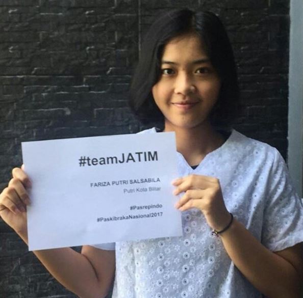 Ini si cantik Fariza Putri Salsabila, pembawa baki bendera pusaka