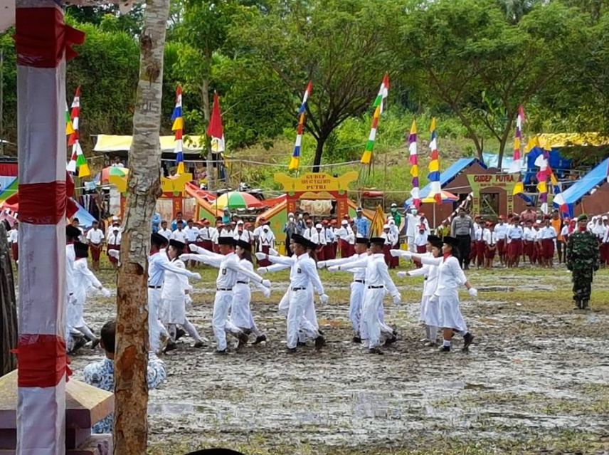 10 Potret aksi Paskibra di lapangan berlumpur ini bikin salut
