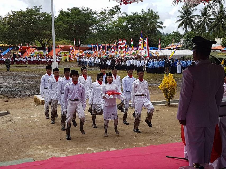 10 Potret aksi Paskibra di lapangan berlumpur ini bikin salut