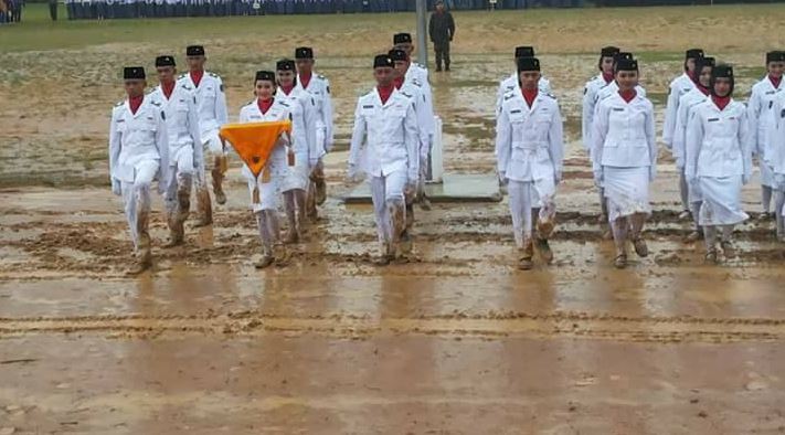 10 Foto perjuangan Paskibra kibarkan Merah Putih di medan penuh lumpur