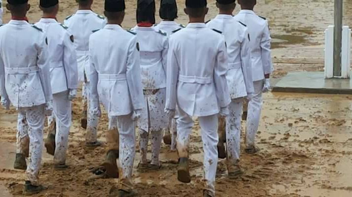 10 Foto perjuangan Paskibra kibarkan Merah Putih di medan penuh lumpur