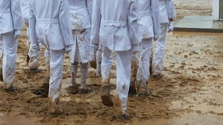 10 Foto perjuangan Paskibra kibarkan Merah Putih di medan penuh lumpur