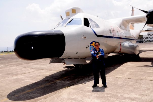 8 Foto Esther Gayatri Saleh, pilot penerbangan perdana pesawat N219
