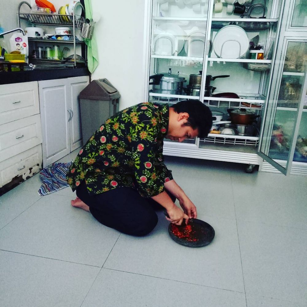 Potret suami Arumi Bachsin ngulek sambel ini viral, sederhana banget