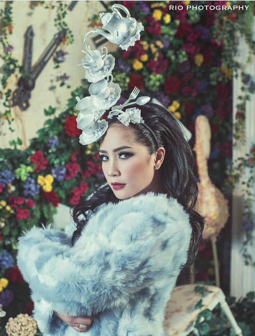 10 Gaya Nagita Slavina saat pemotretan, elegan dan flawless abis