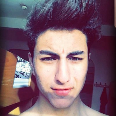 10 Foto gantengnya Ibrahim, putra aktor top Bollywood Saif Ali Khan