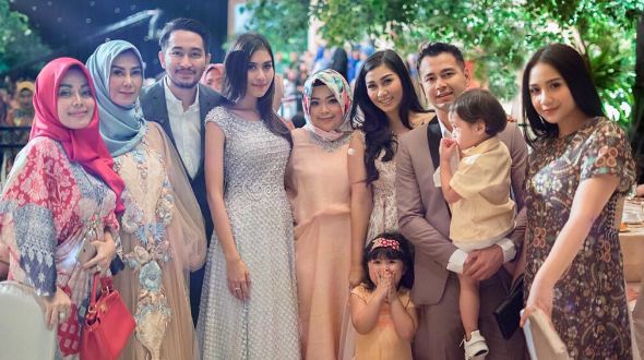 Usai lamaran, ini 10 foto kedekatan Jeje Govinda sama keluarga Syahnaz