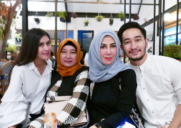 Usai lamaran, ini 10 foto kedekatan Jeje Govinda sama keluarga Syahnaz