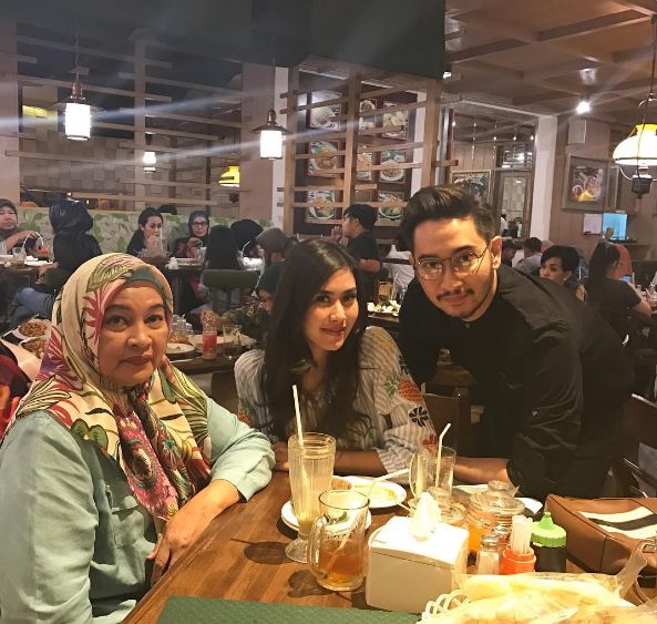 Usai lamaran, ini 10 foto kedekatan Jeje Govinda sama keluarga Syahnaz