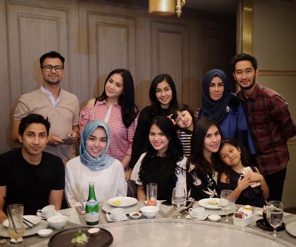 Usai lamaran, ini 10 foto kedekatan Jeje Govinda sama keluarga Syahnaz