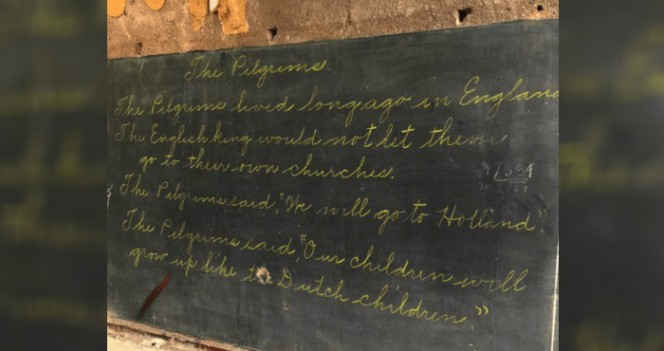 Papan tulis sejak tahun 1917 ini ditemukan saat renovasi sekolah