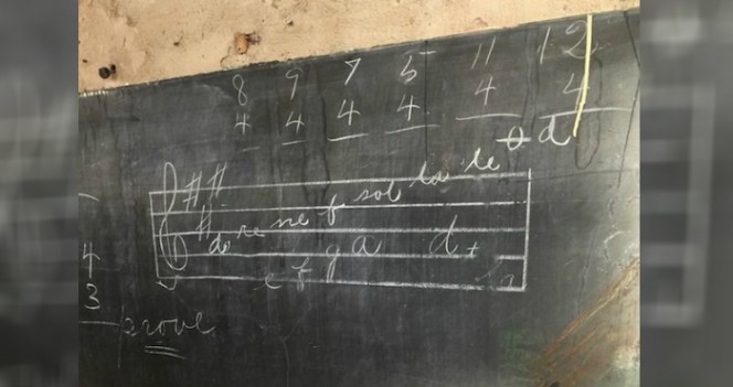 Papan tulis sejak tahun 1917 ini ditemukan saat renovasi sekolah