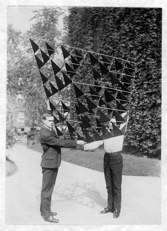 10 Foto langka layang-layang buatan penemu telepon, A Graham Bell