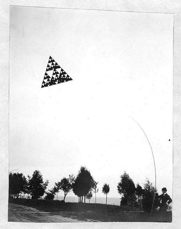 10 Foto langka layang-layang buatan penemu telepon, A Graham Bell