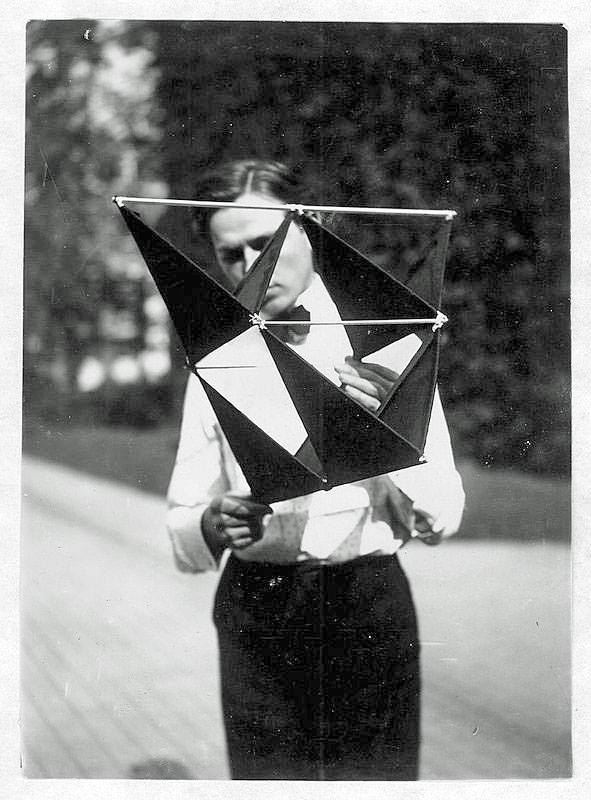 10 Foto langka layang-layang buatan penemu telepon, A Graham Bell