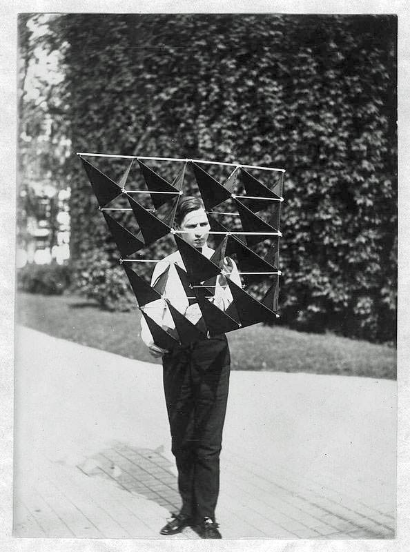 10 Foto langka layang-layang buatan penemu telepon, A Graham Bell