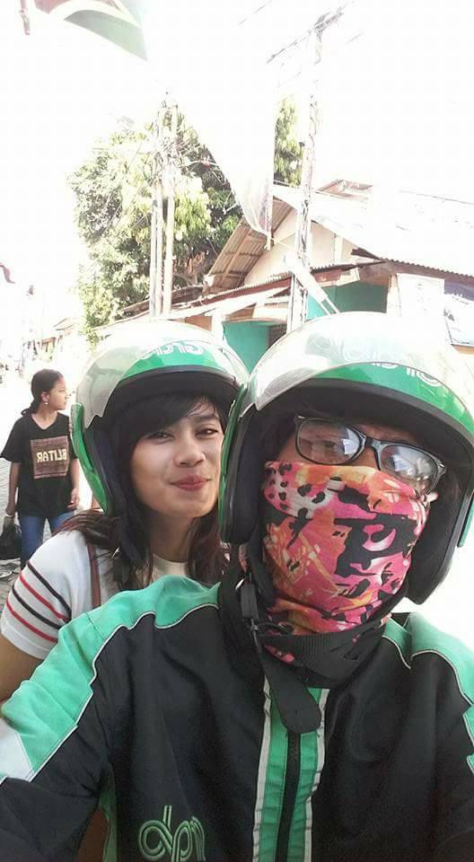 Driver ojek online ini selalu ajak foto penumpang cantik, leh uga u!