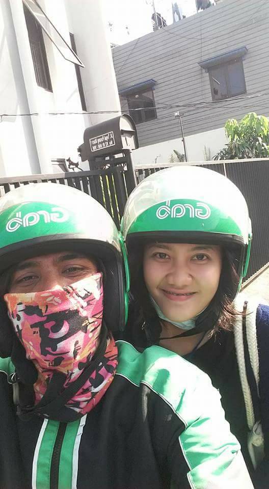 Driver ojek online ini selalu ajak foto penumpang cantik, leh uga u!