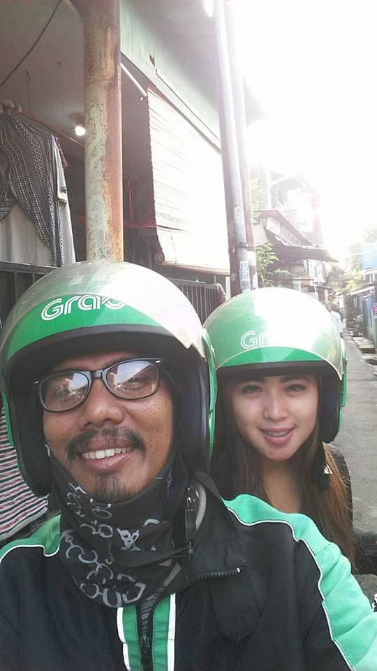 Driver ojek online ini selalu ajak foto penumpang cantik, leh uga u!