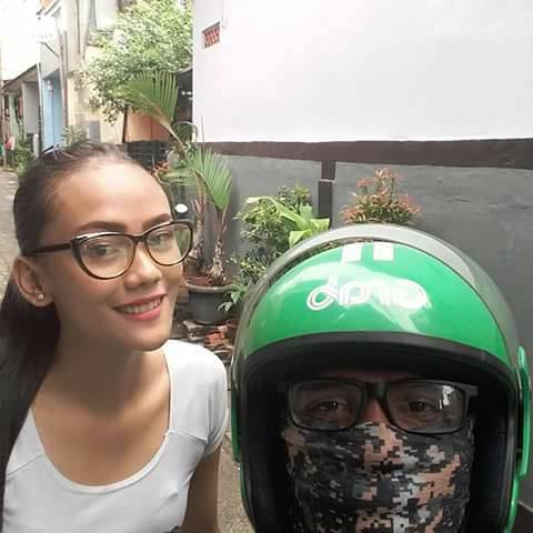 Driver ojek online ini selalu ajak foto penumpang cantik, leh uga u!