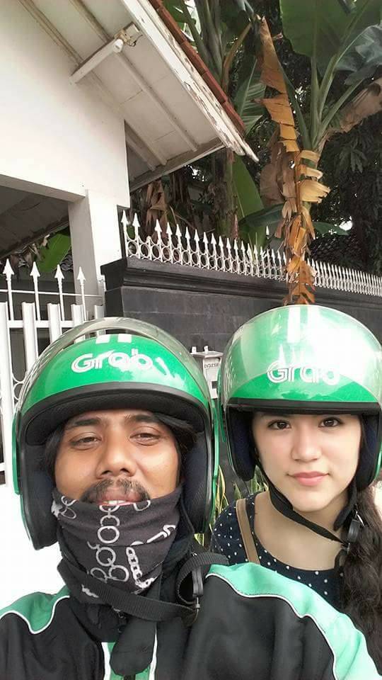Driver ojek online ini selalu ajak foto penumpang cantik, leh uga u!