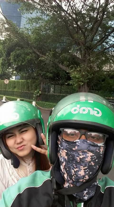 Driver ojek online ini selalu ajak foto penumpang cantik, leh uga u!