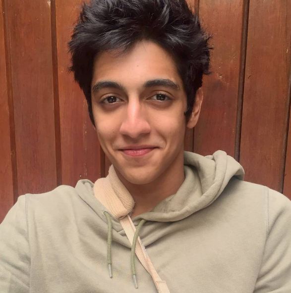 10 Potret sosok ganteng yang nempel terus sama putri Shah Rukh Khan