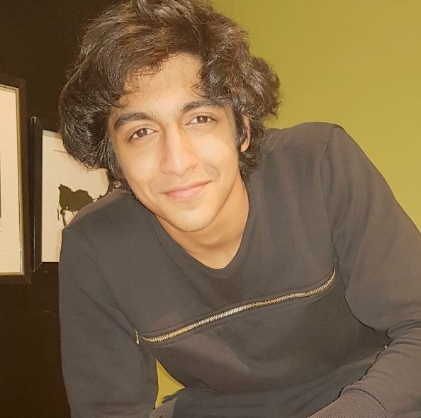 10 Potret sosok ganteng yang nempel terus sama putri Shah Rukh Khan