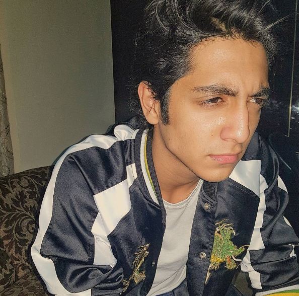 10 Potret sosok ganteng yang nempel terus sama putri Shah Rukh Khan