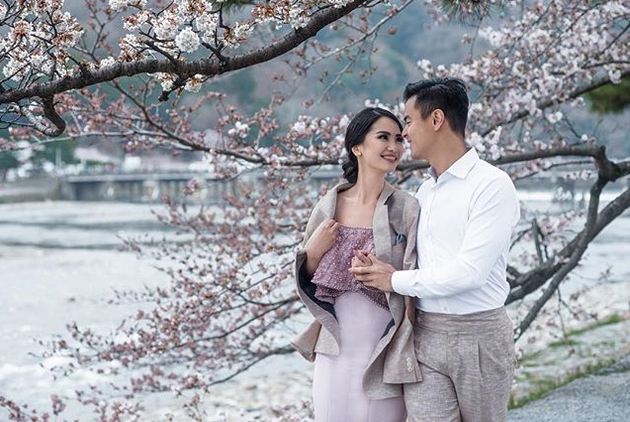 5 Pasangan seleb ini langsungkan lamaran di luar negeri, so sweet ya?