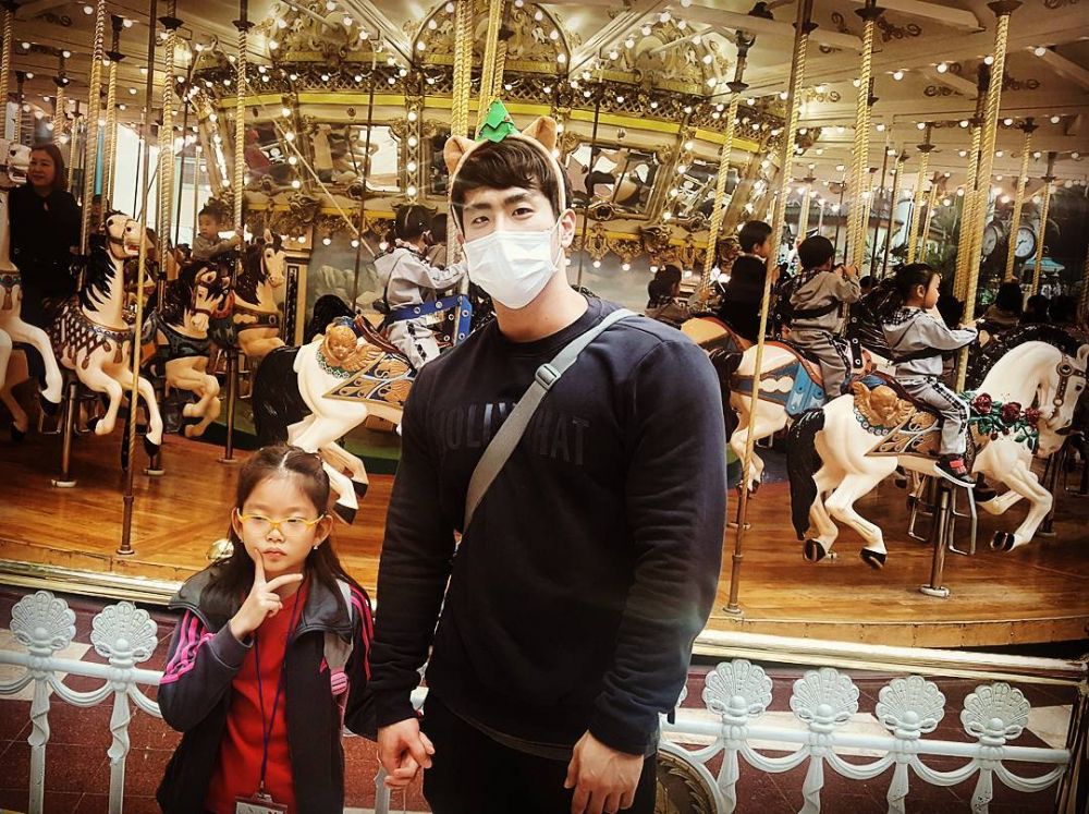 Guru SD ganteng ini bikin cewek-cewek pengen balik jadi siswi lagi