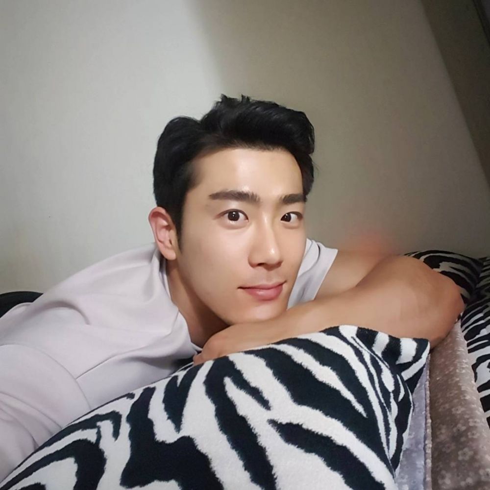 Guru SD ganteng ini bikin cewek-cewek pengen balik jadi siswi lagi