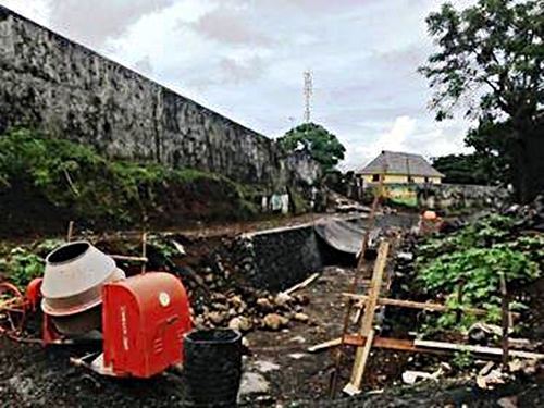 Miris, dinding benteng yang dibangun Belanda 1607 di Ternate ambruk