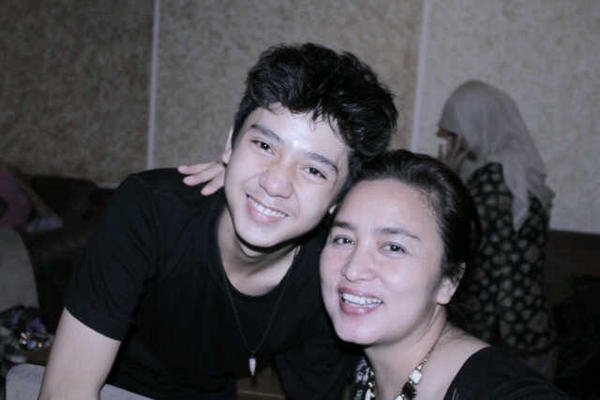 Potret kedekatan 10 seleb ganteng dengan ibunya, kompak dan so sweet