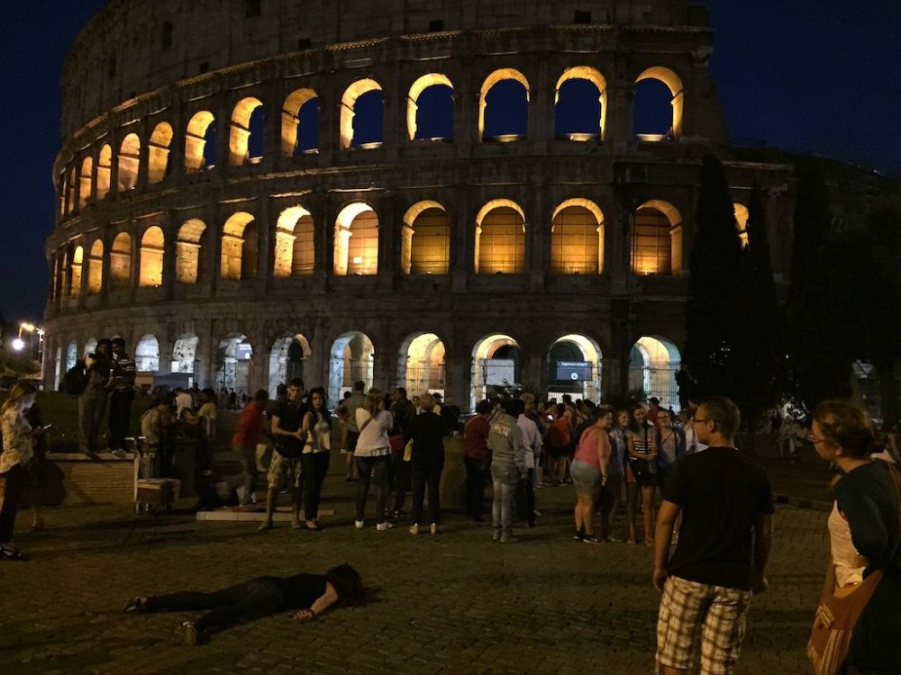 15 Aksi protes swafoto ini nggak lazim, posenya gokil banget