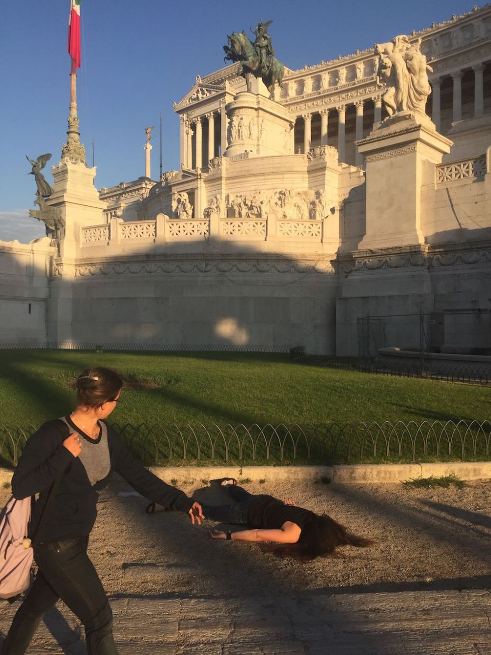 15 Aksi protes swafoto ini nggak lazim, posenya gokil banget