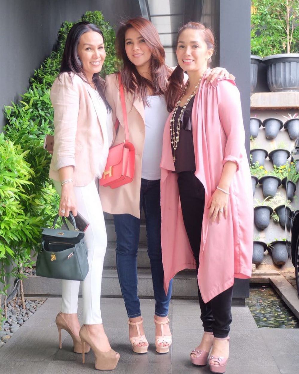 7 Gaya kece Olla Ramlan, berani pakai high heels meski hamil tua